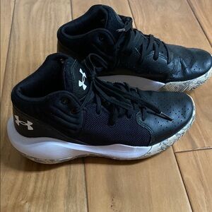 Boys 4.5 Under Armour Kids Black and White Sneakers